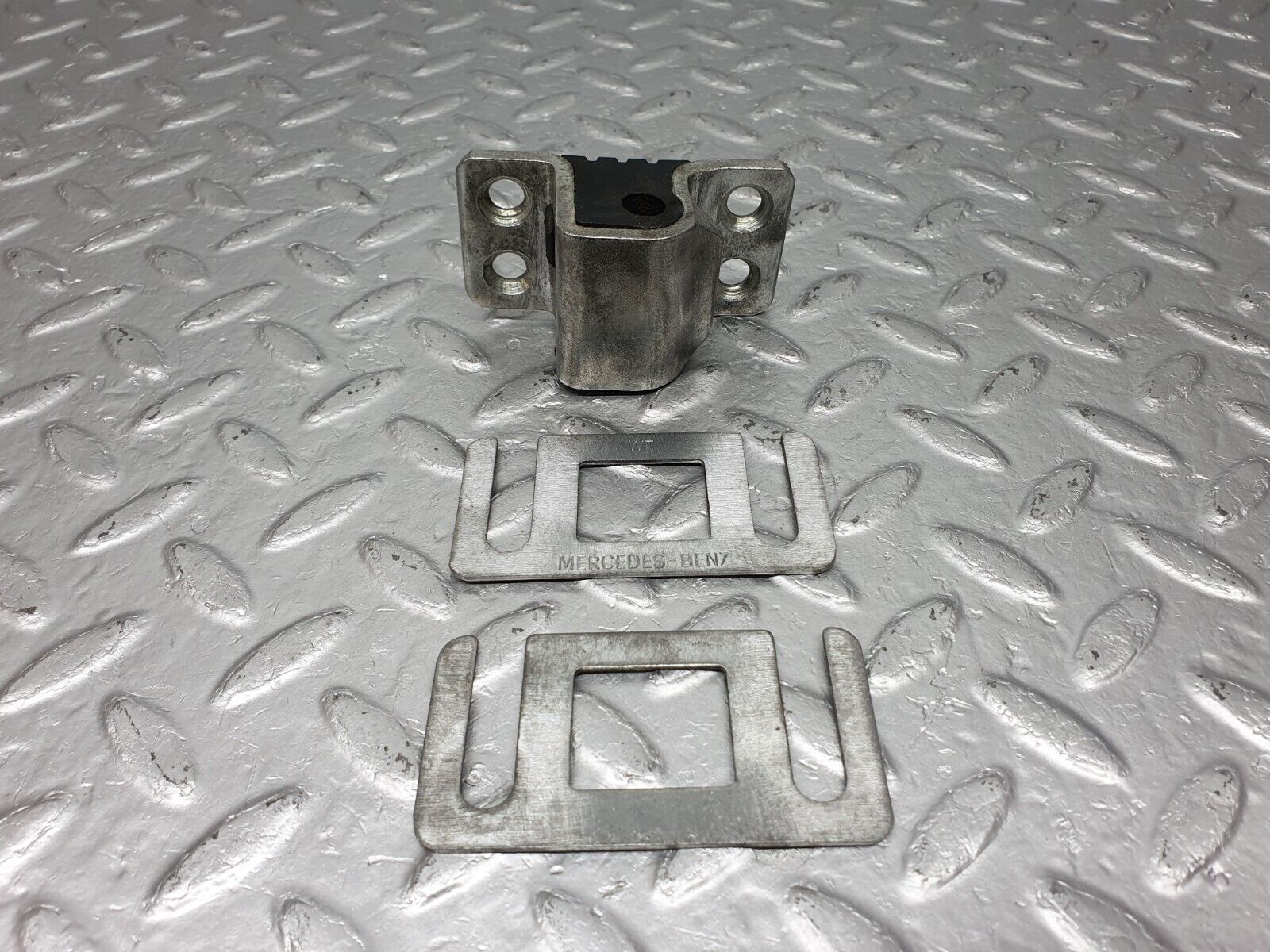 40915 Mercedes-Benz W126 300SE Door Lock Latch Left Side