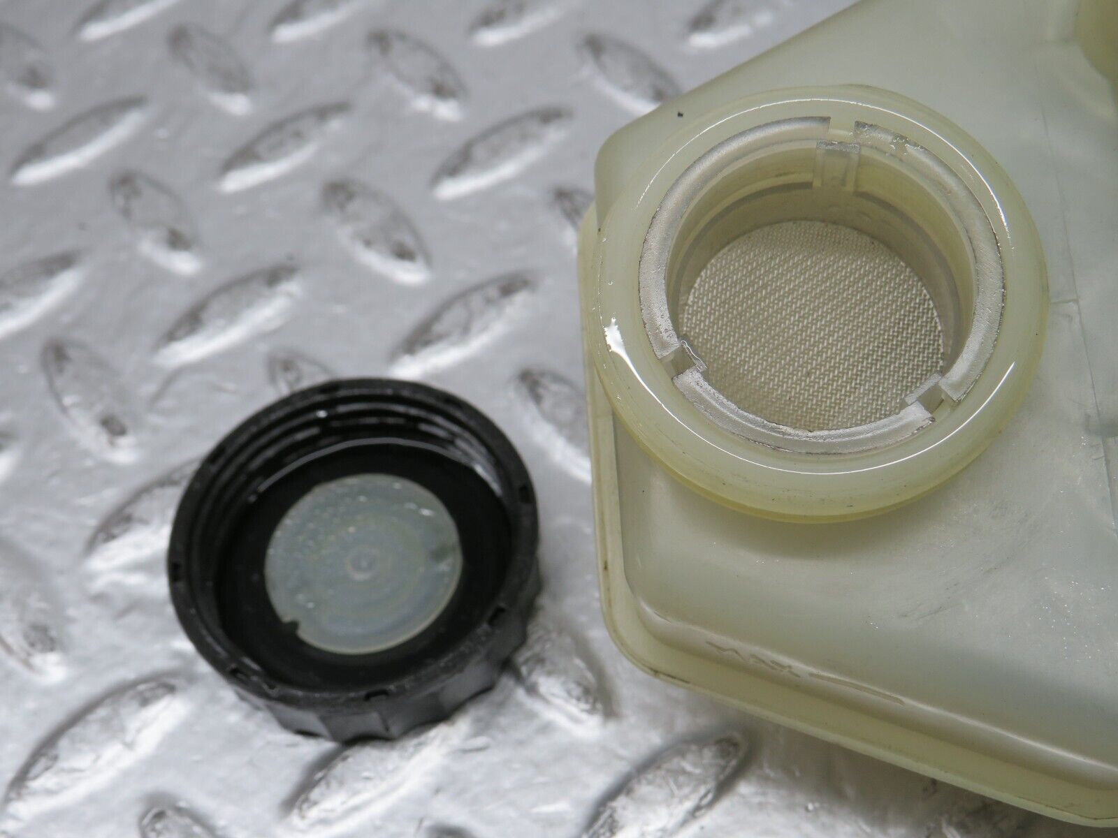 31811 Mercedes-Benz W201 190LE 1.8L Brake Fluid Reservoir Tank DBA