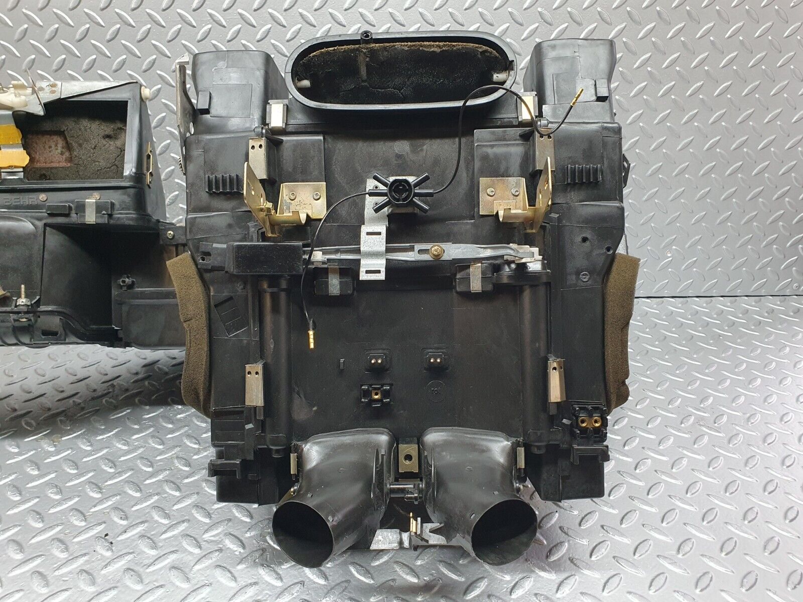 40937 Mercedes-Benz W126 300SE Heater Box Blower Housing Behr