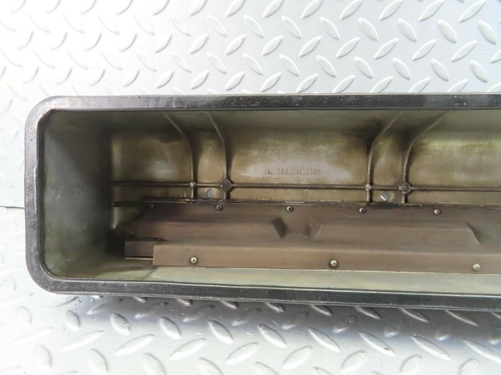 10197 Mercedes-Benz W111 220SE Cylinder Head Valve Cover 1800161305