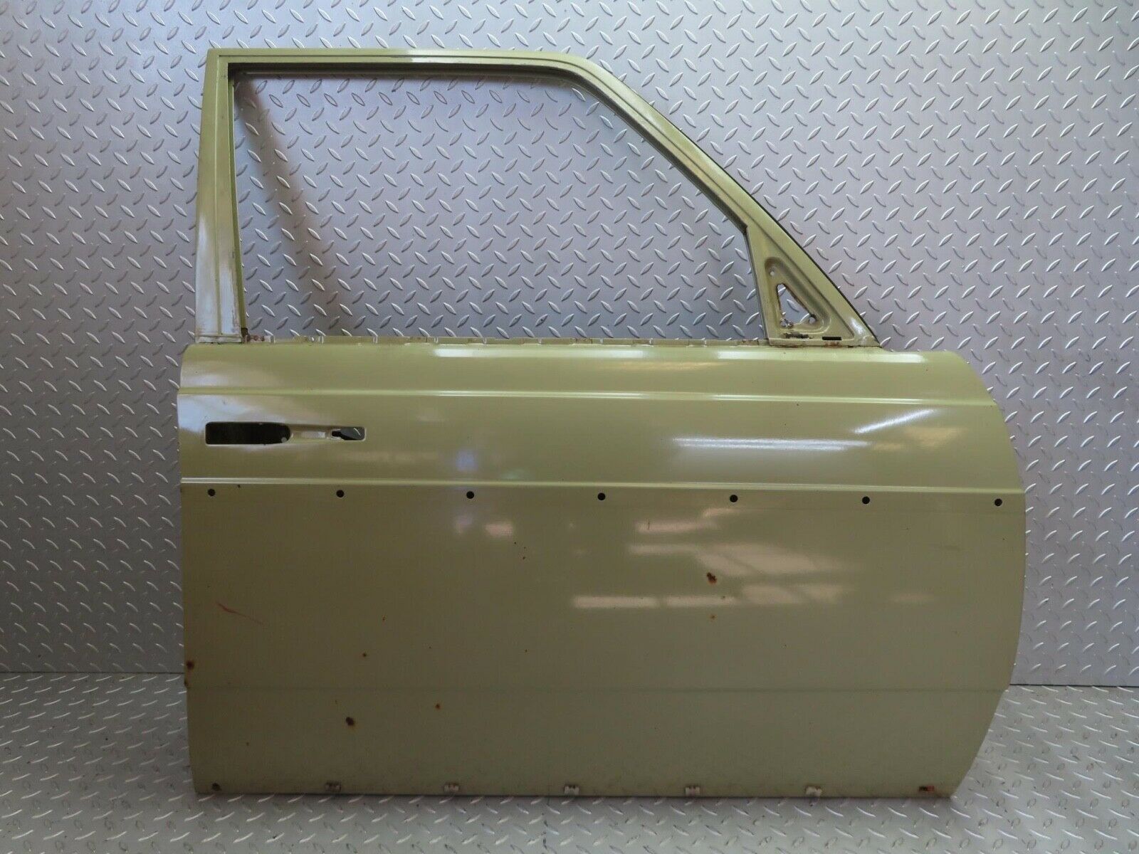 13639 Mercedes-Benz W123 200 Front Right Door