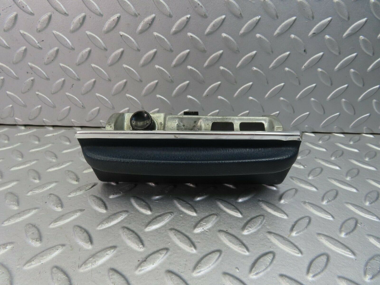 9018 Mercedes-Benz C107 Centre Console Ashtray Blue