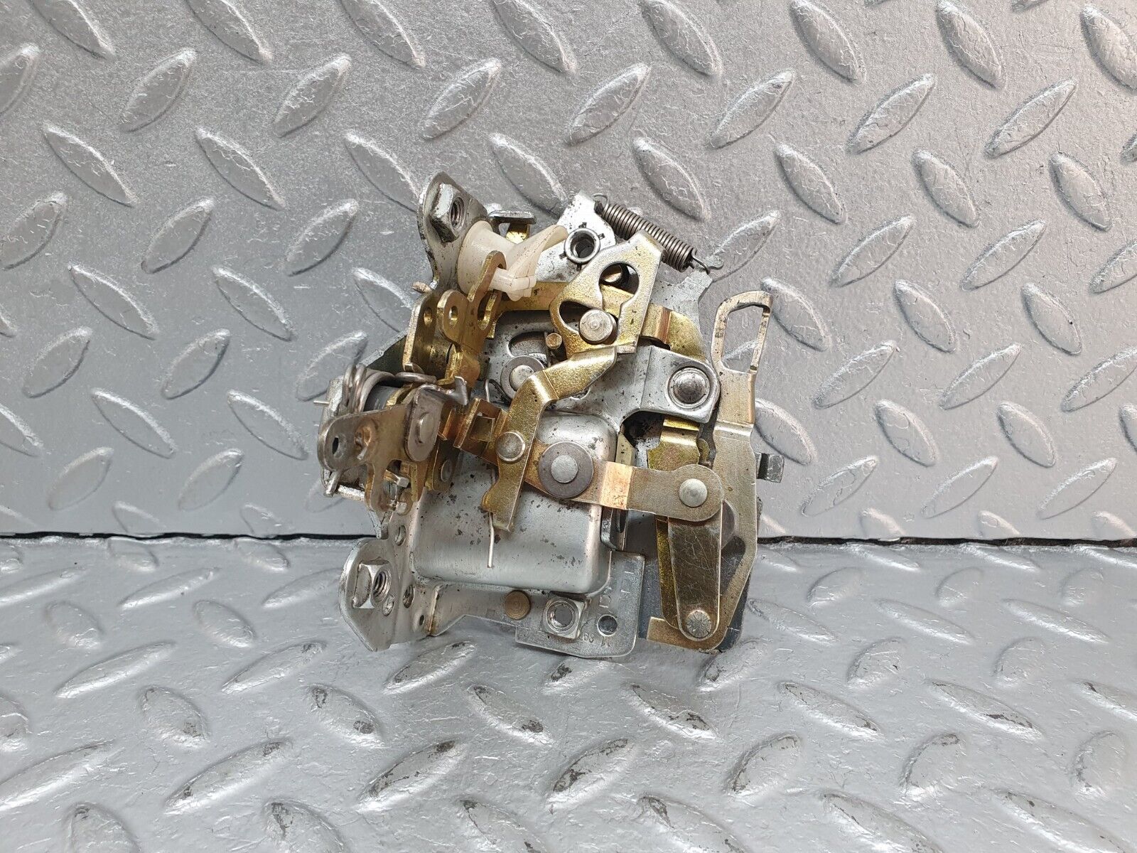 41071 Mercedes-Benz W126 300SE Front Right Door Lock Mechanism No Cover