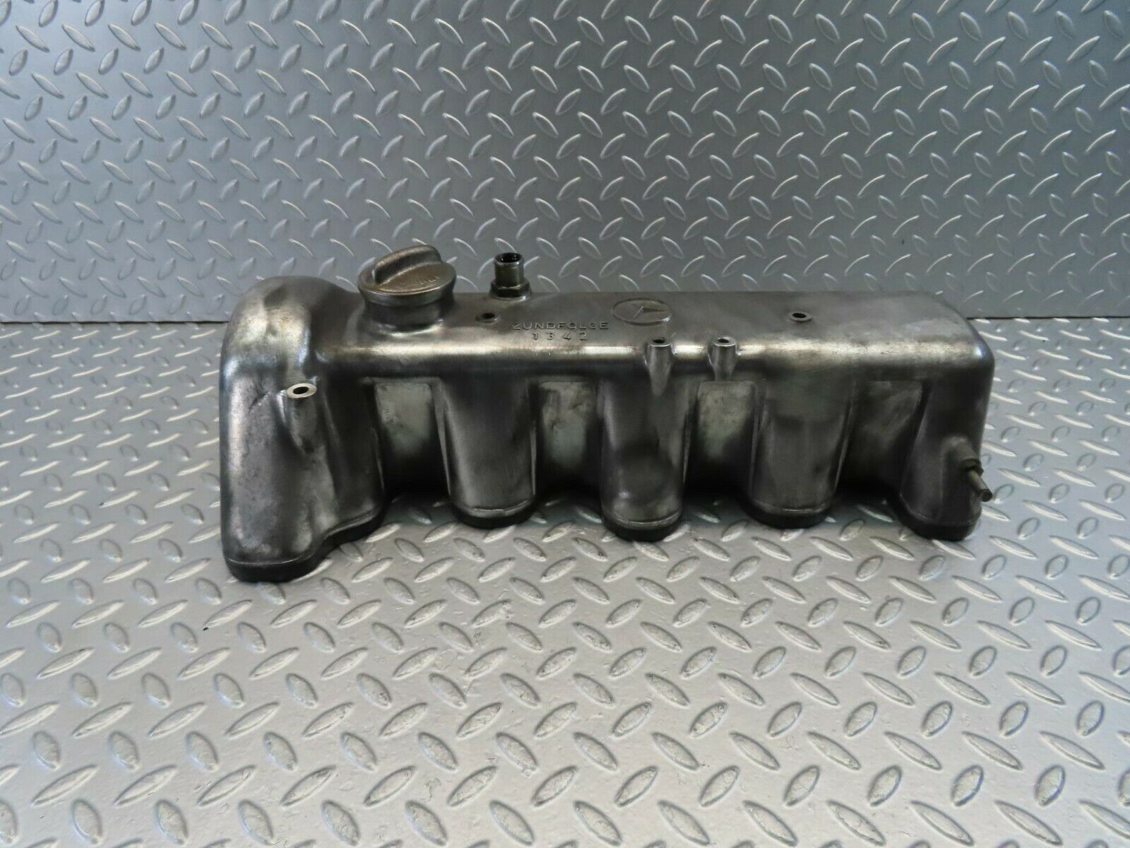 10949 Mercedes-Benz W115 220D Cylinder Head Valve Cover 6150160205