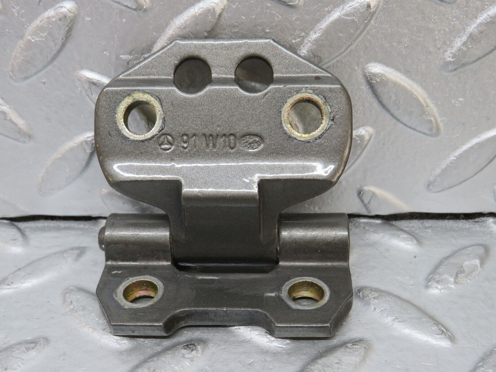 35305 Mercedes-Benz W124 Front Door Hinge Pair