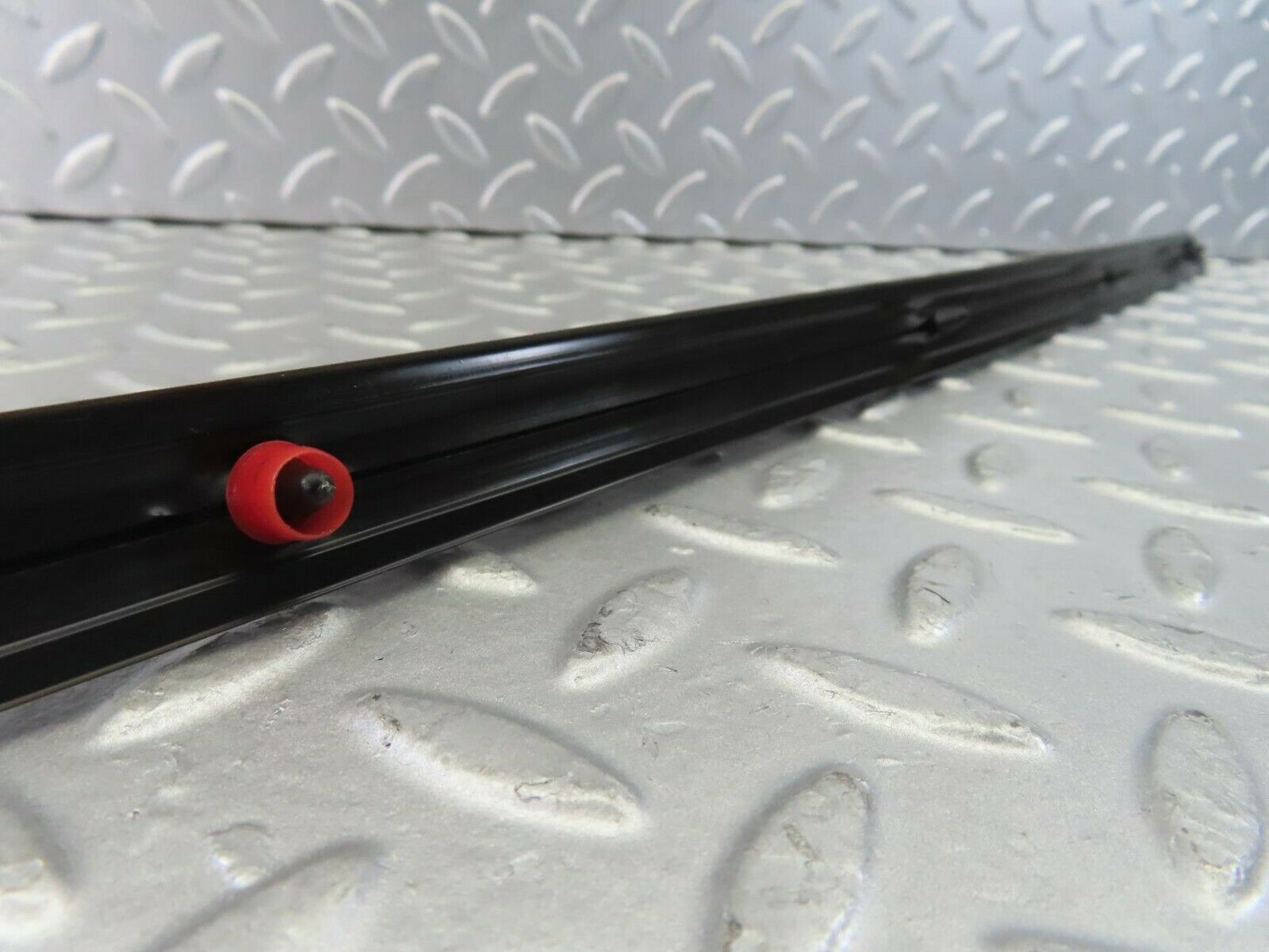 10254 Mercedes-Benz W123 Front Left Door Centre Moulding Trim