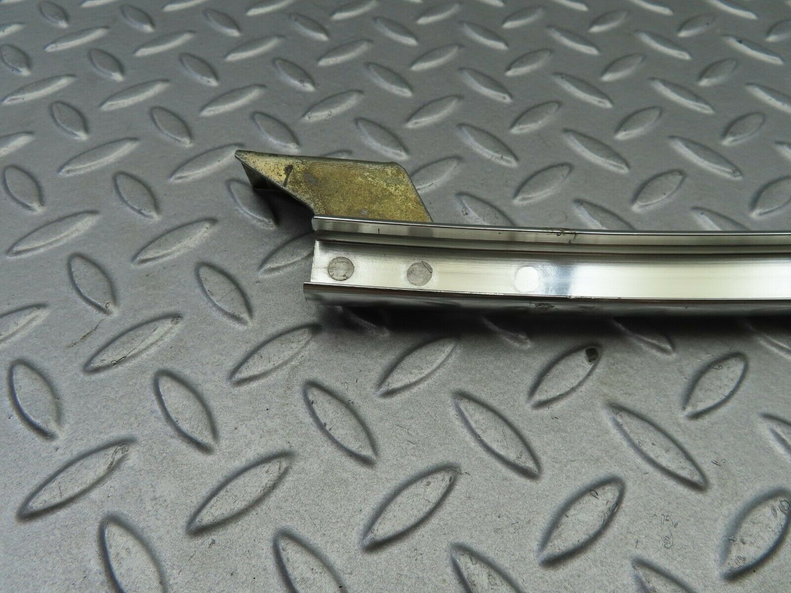 6224 Mercedes-Benz W126 380SE Rear Left Chrome Window Channel