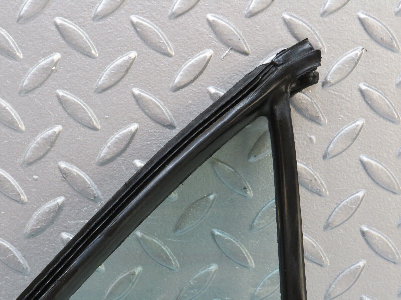 36062 Mercedes-Benz W126 420SE Rear Right Quarter Window 1267350224