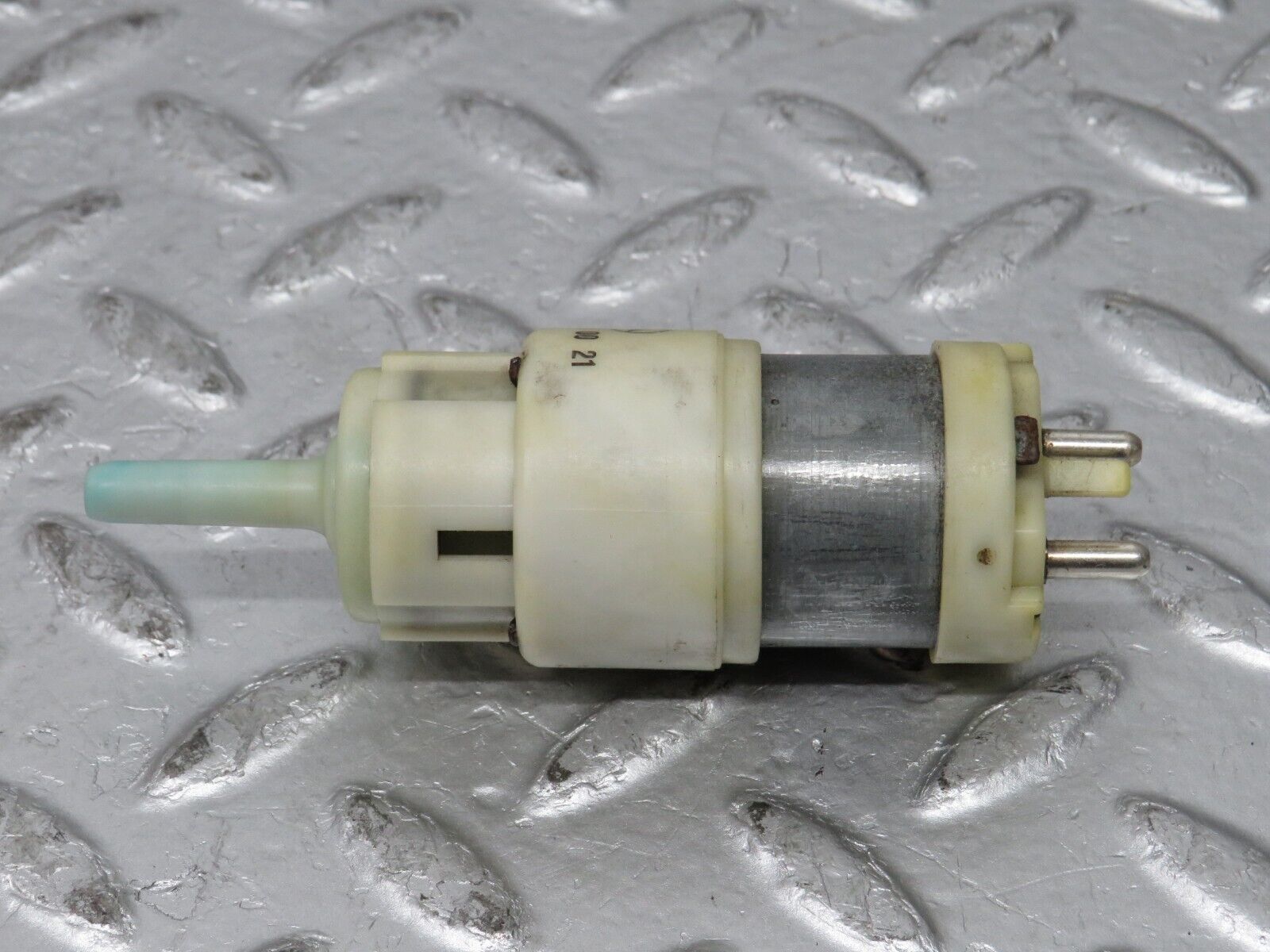 32046 Mercedes-Benz W123 230E Windscreen Washer Pump 1238690021