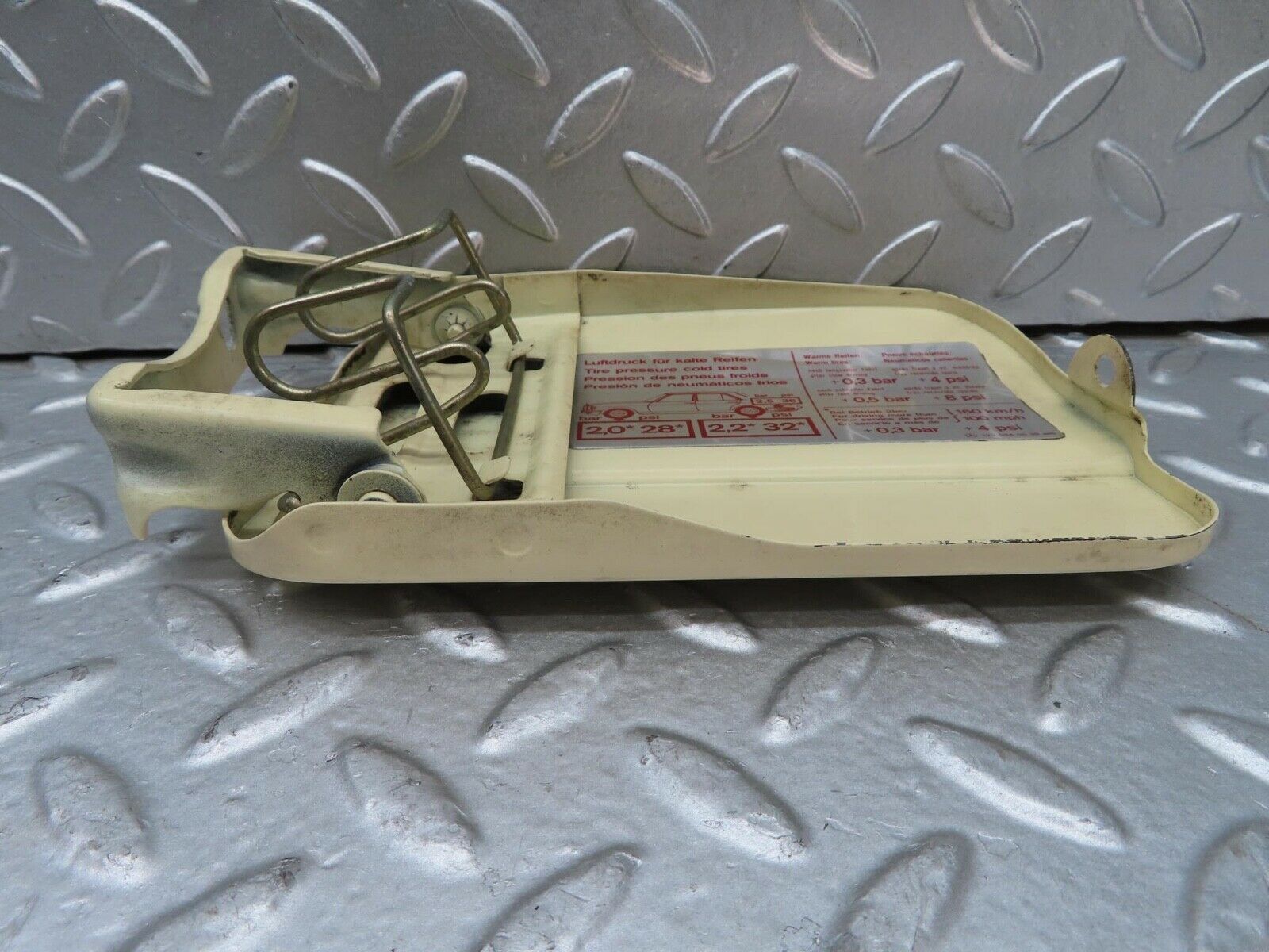 15326 Mercedes-Benz W123 230E Fuel Tank Flap Cap 1235840039