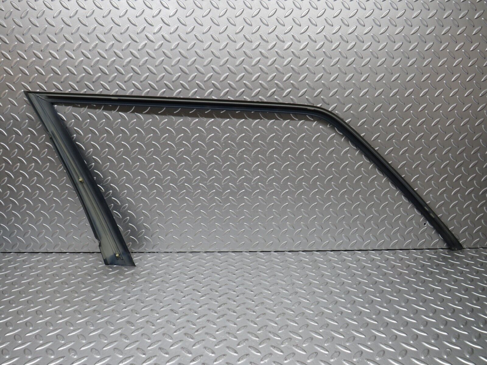 31183 Mercedes-Benz S124 220TE Wagon Front Right Door Exterior Frame Trim