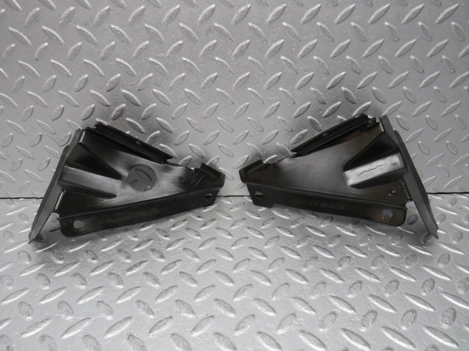 37777 Mercedes-Benz A124 320E Cabriolet Covering Side Member Pair 1246280907 1246281007