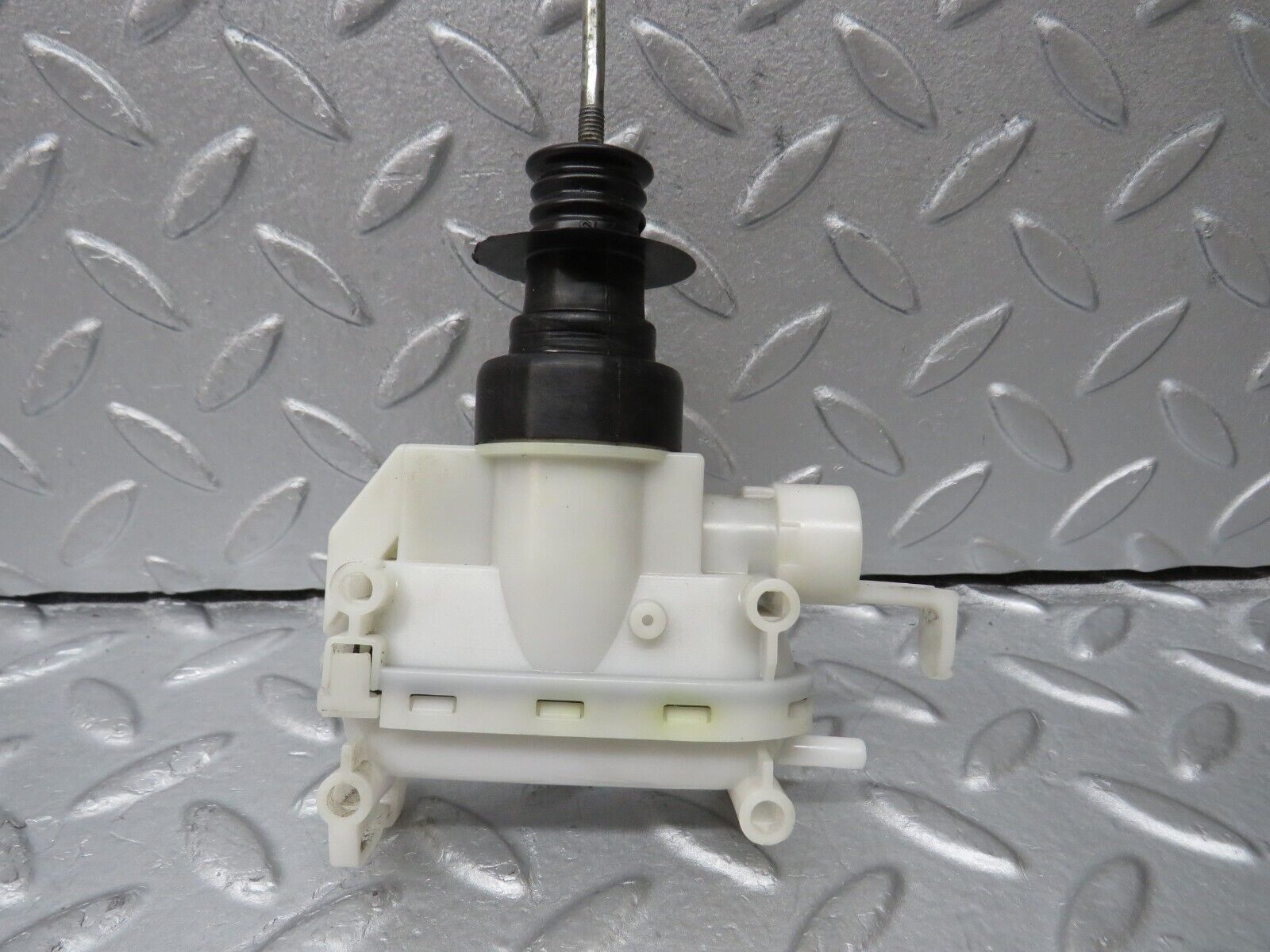 36149 Mercedes-Benz W126 420SE Front Right Door Lock Vacuum Actuator