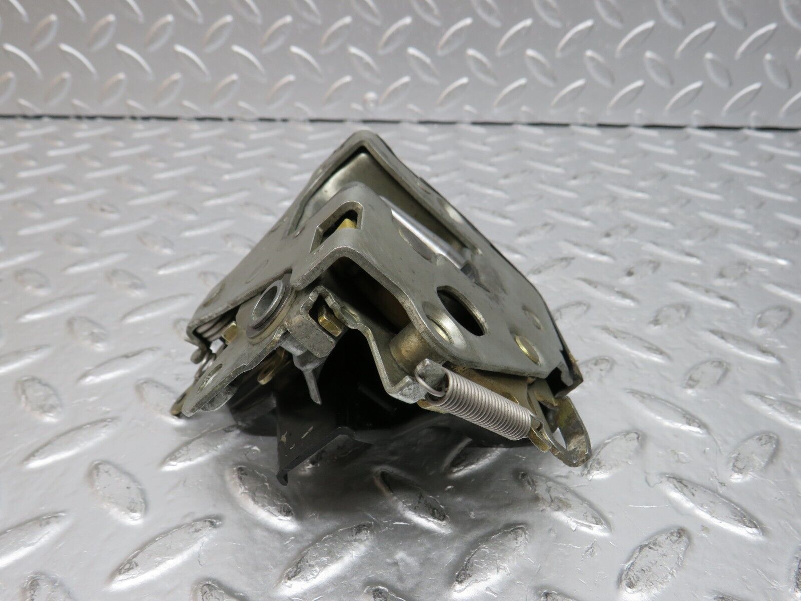 31083 Mercedes-Benz W123 200D Front Left Door Lock Mechanism 1237230108