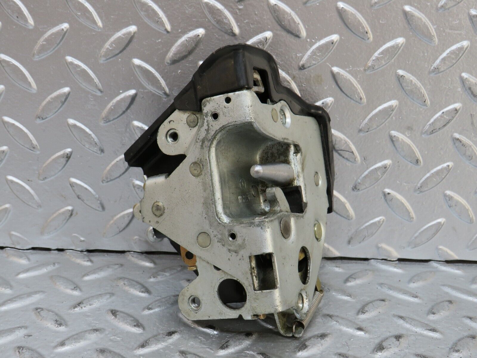 28288 Mercedes-Benz S123 240D Wagon Front Right Door Lock Mechanism 1237330208