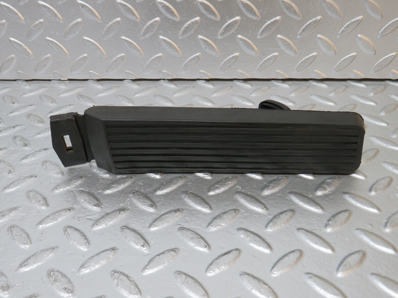 31259 Mercedes-Benz S124 220TE Wagon Accelerator Pedal With Rubber 1233010082