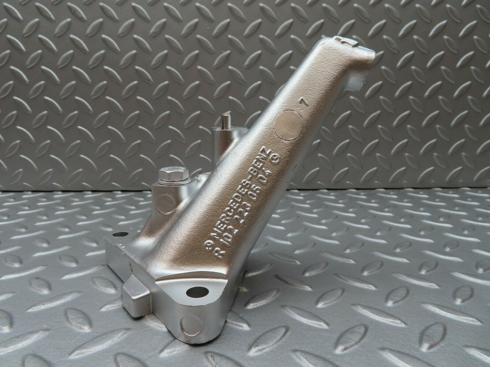 3833 Mercedes-Benz S123 200T Wagon Engine Mount Bracket Left Side 1022230504