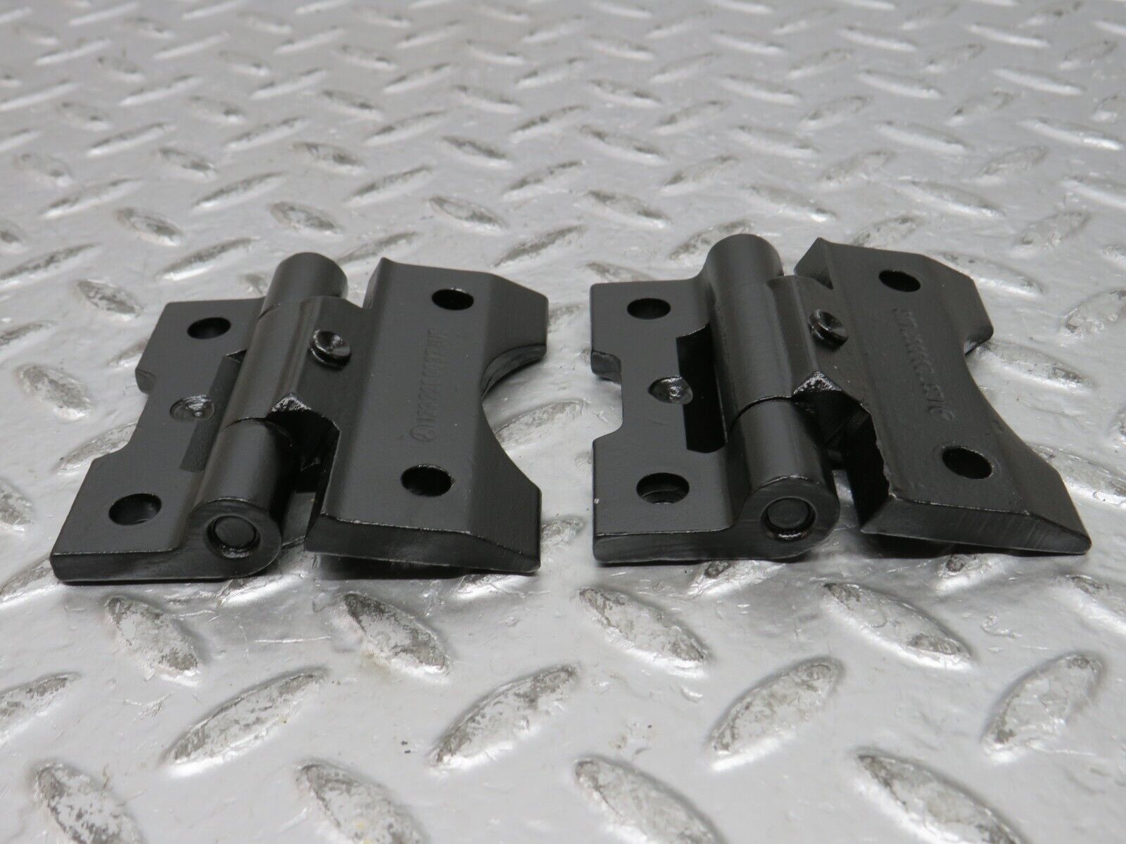 32147 Mercedes-Benz W123 230E Door Hinge Pair 1237200037