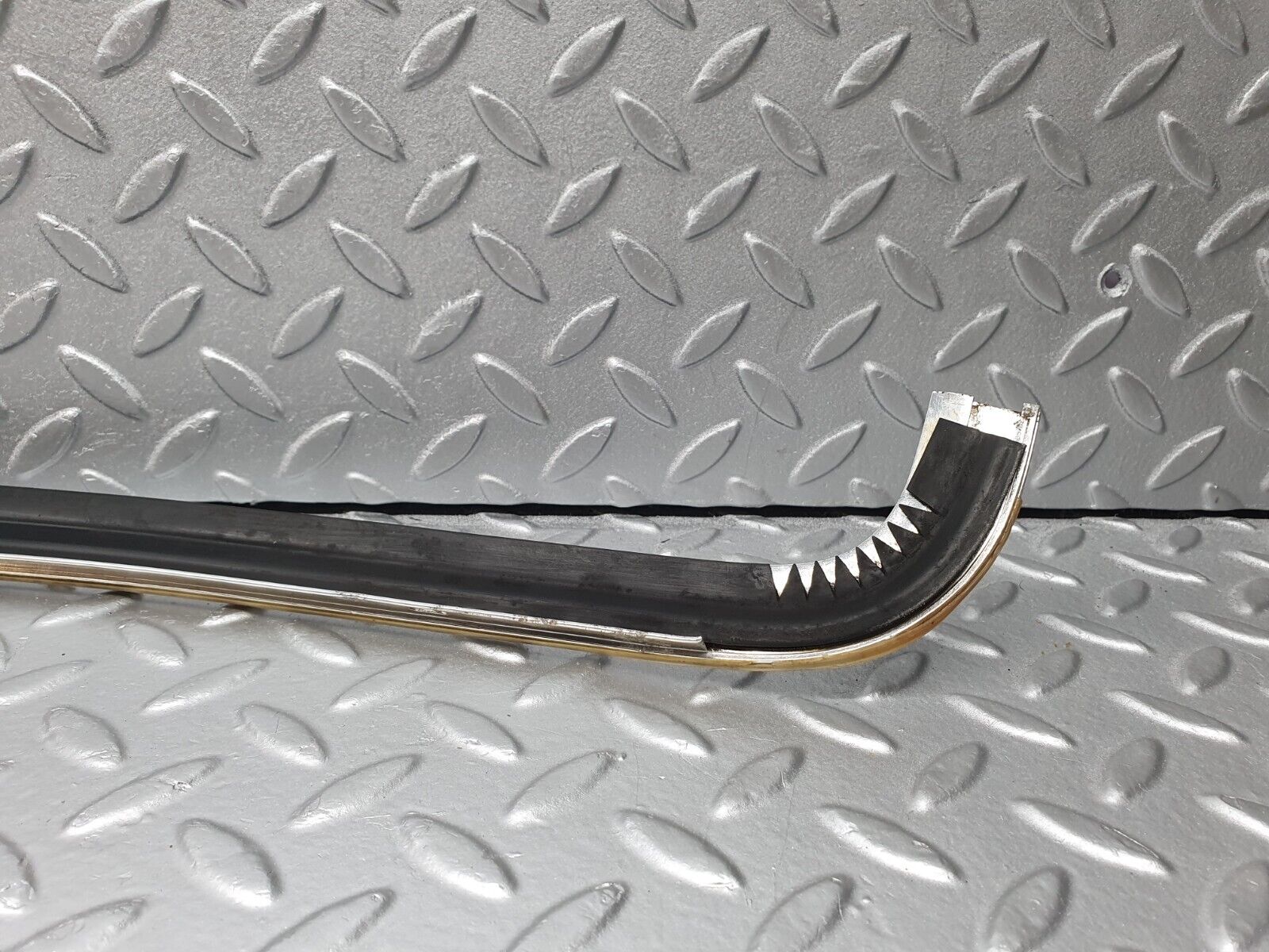 41296 Mercedes-Benz W126 300SE Front Windscreen Top Chrome Frame Trim