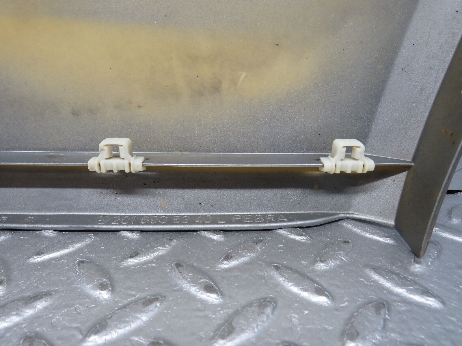 31651 Mercedes-Benz W201 190LE 1.8L Front Left Fender Wing Moulding Trim 2016905340