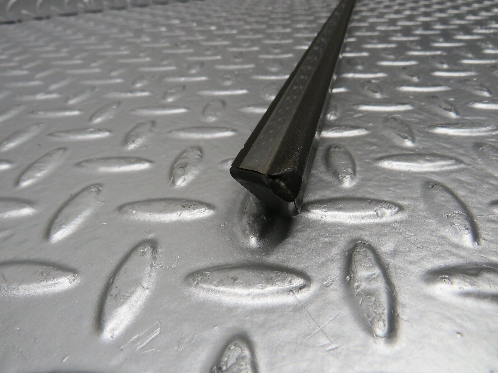 31098 Mercedes-Benz W123 200D Front Right Door Centre Moulding Trim