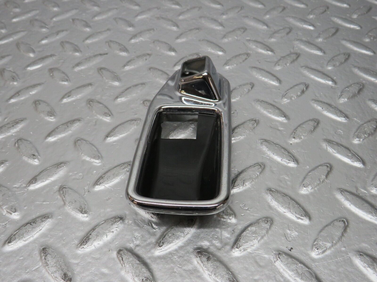 39377 Mercedes-Benz W123 200D Chrome Frame Door Handle Front Left 1167660111