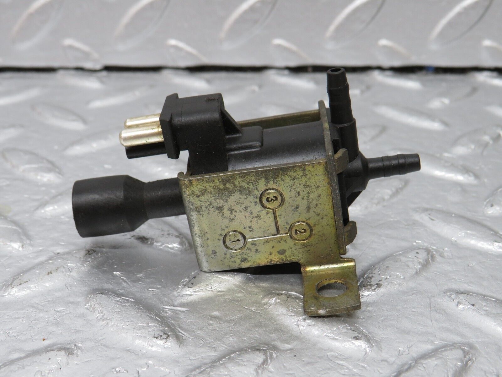 34073 Mercedes-Benz W124 260E Vacuum Control Valve Pierburg 0015407097