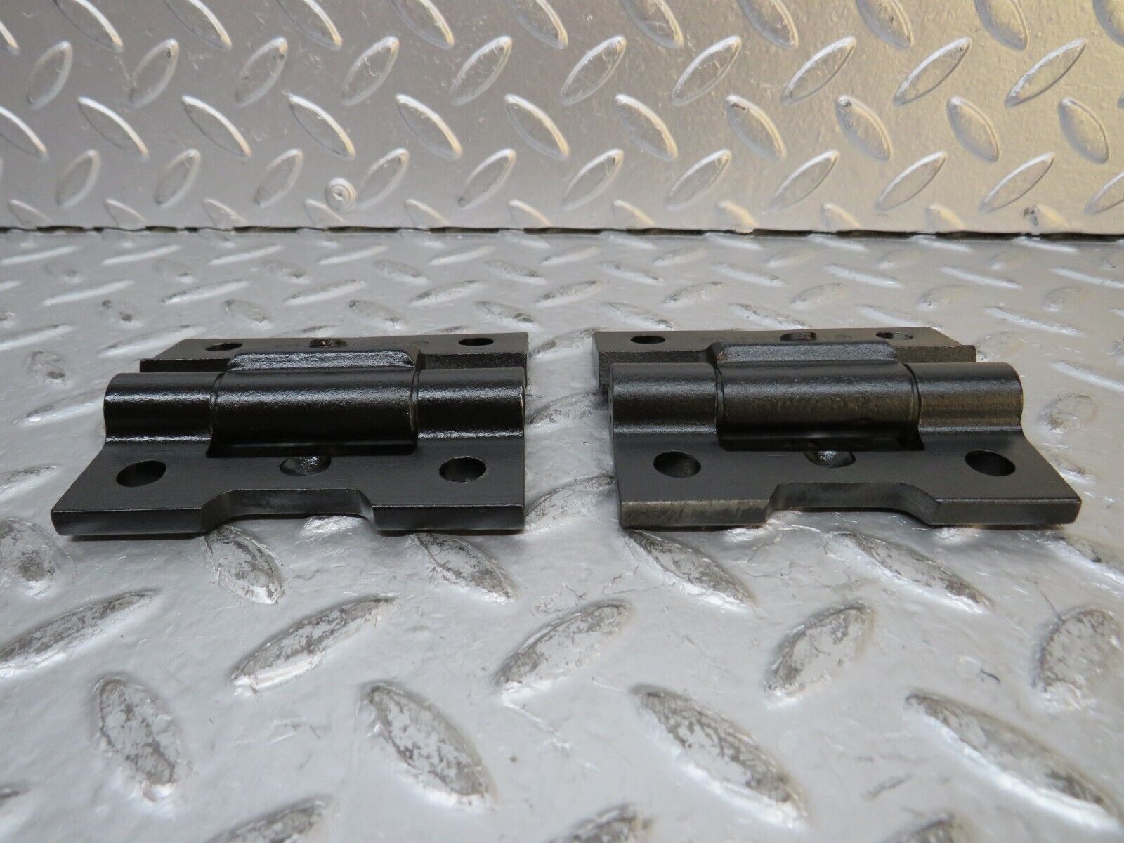 29922 Mercedes-Benz W123 230E Door Hinge Pair 1237200037