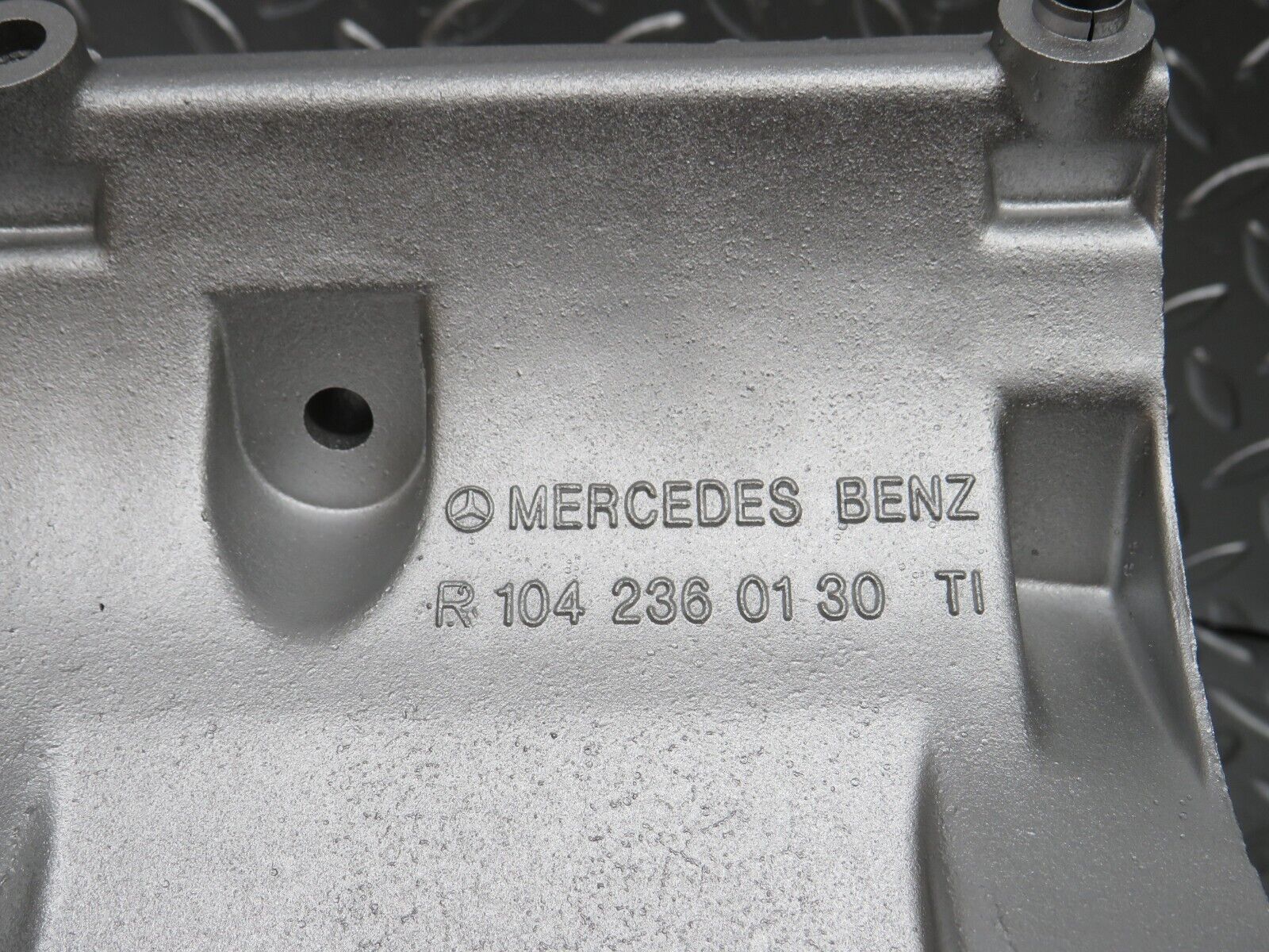 24991 Mercedes-Benz W140 S320 Air Con Compressor Bracket 1042360130