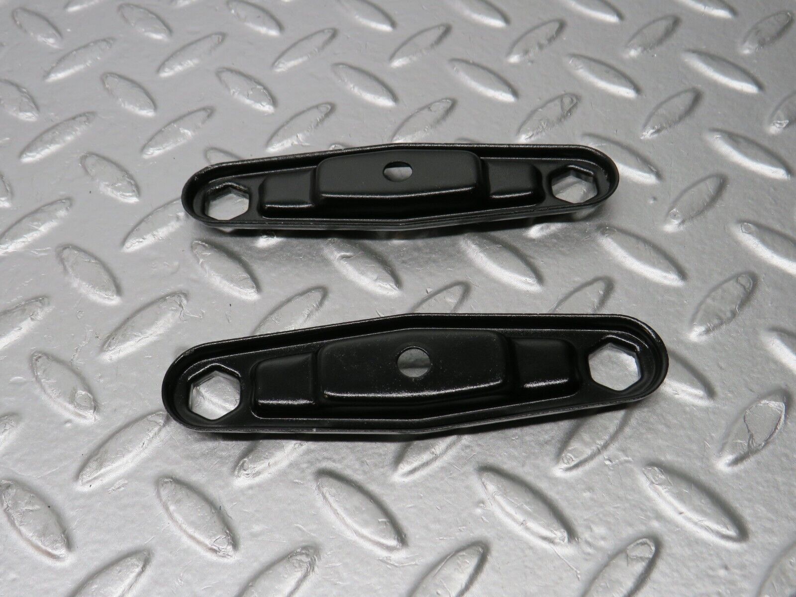 30907 Mercedes-Benz W201 190E 2.0L Fuel Injector Bracket