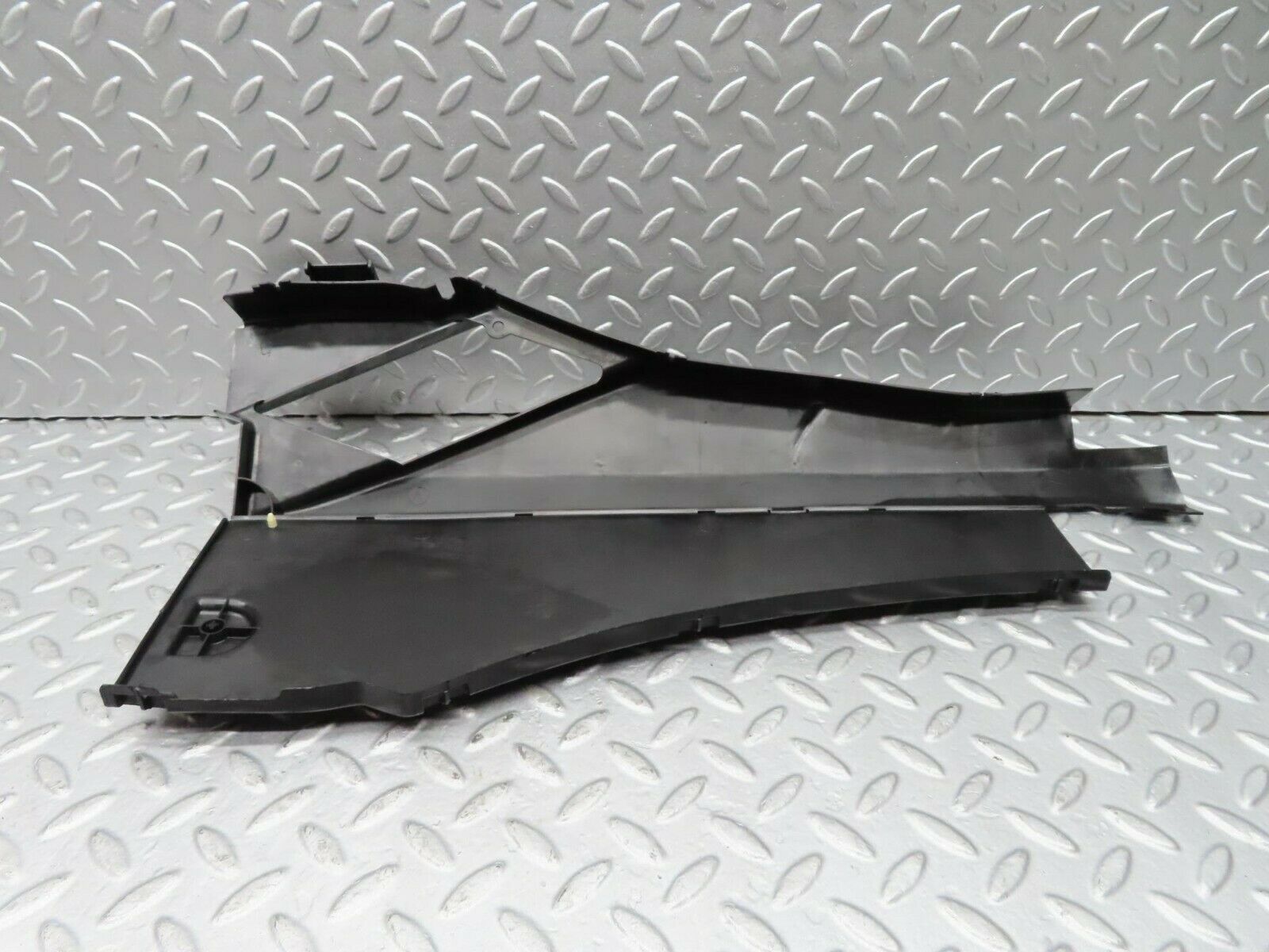 16302 Mercedes-Benz W124 260E Front Right Cable Channel 1248212436