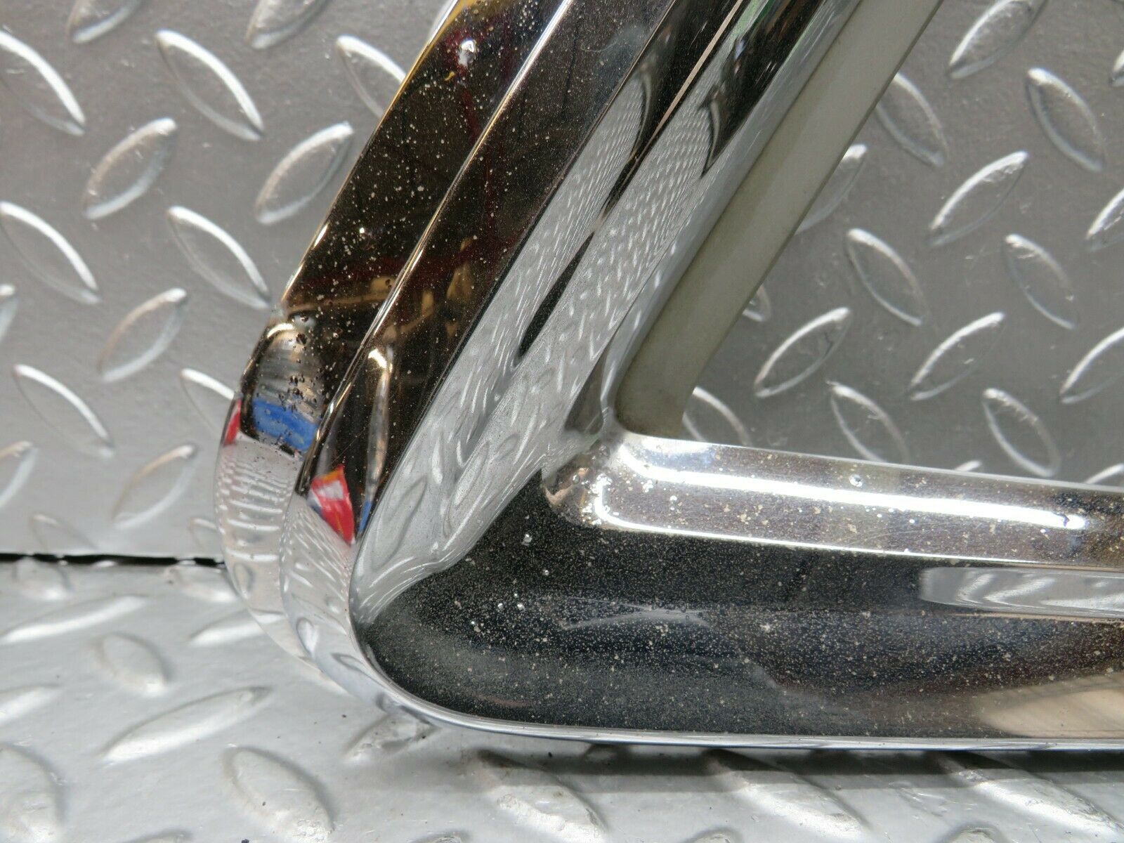 22732 Mercedes-Benz C107 450SLC Coupe Rear Window Trim Right 1076980289