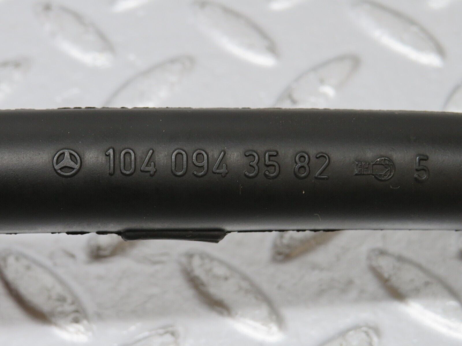 39691 Mercedes-Benz R129 320SL Coupe Crankcase Breather Pipe 1040943582