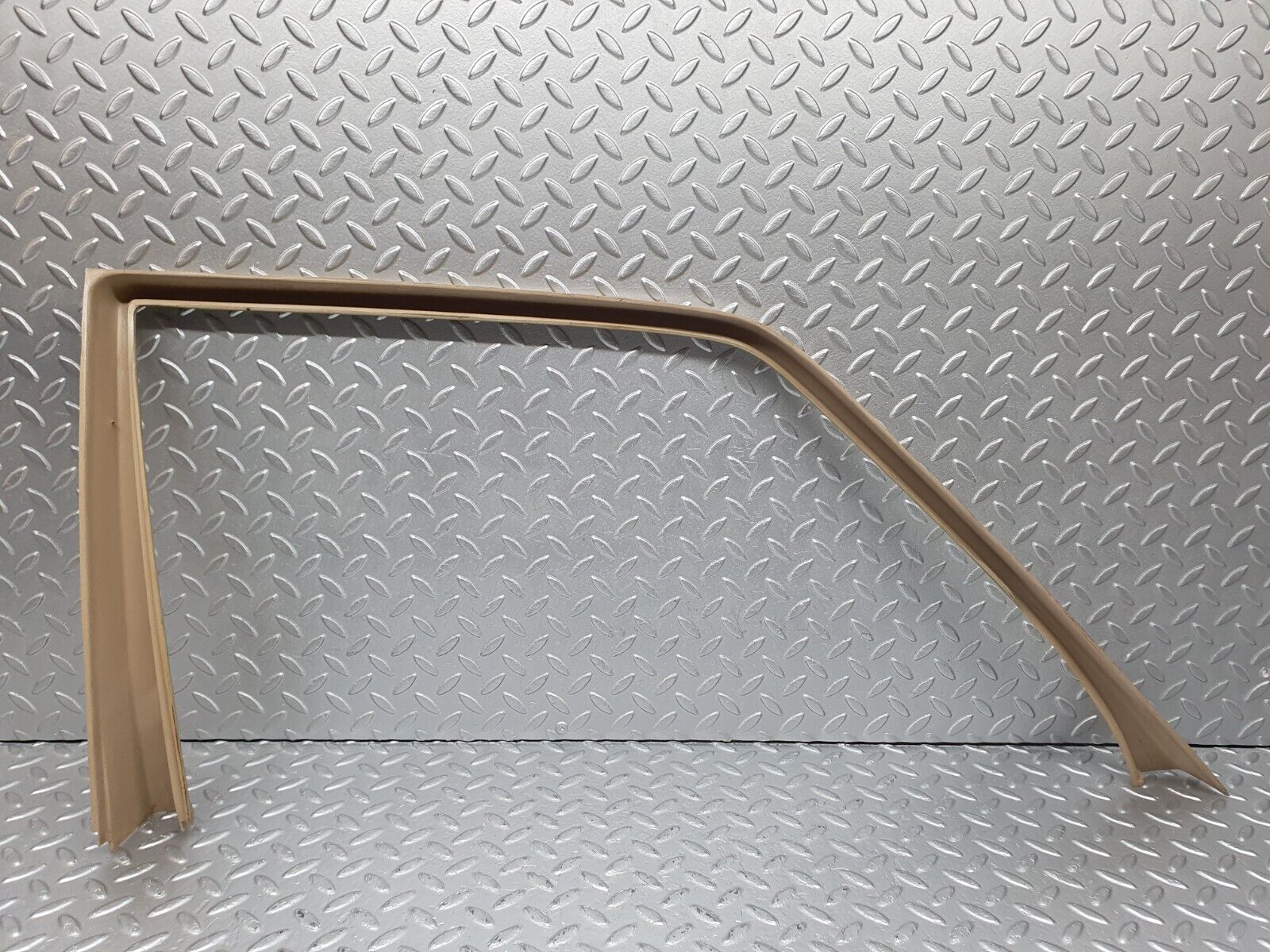 40978 Mercedes-Benz W126 300SE Front Right Door Window Frame Cover 1267250471