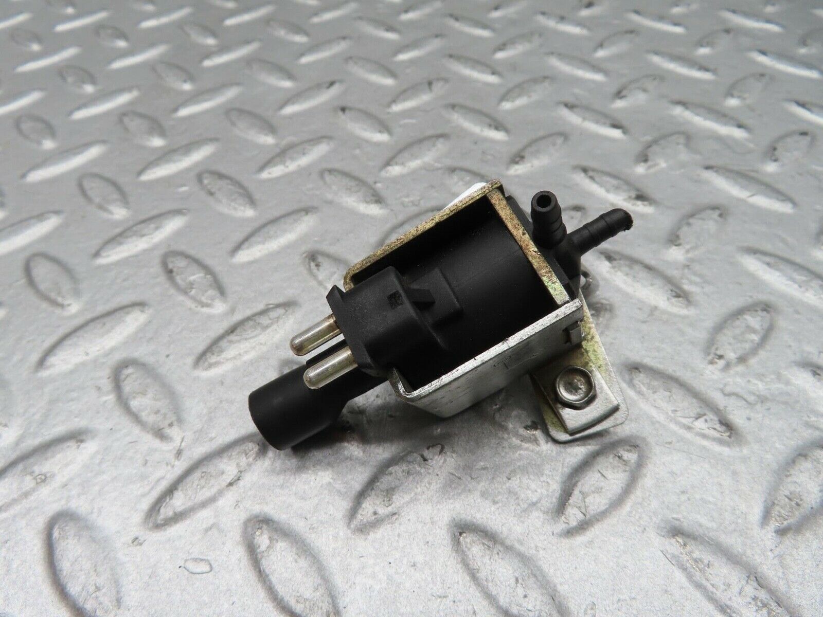 14737 Mercedes-Benz W201 190E Vacuum Control Valve 0015408697