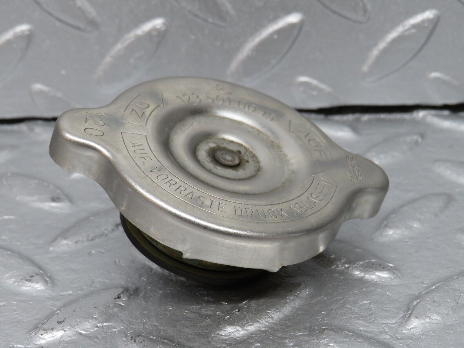 40681 Mercedes-Benz W123 300D Radiator Cap Behr 1235010015