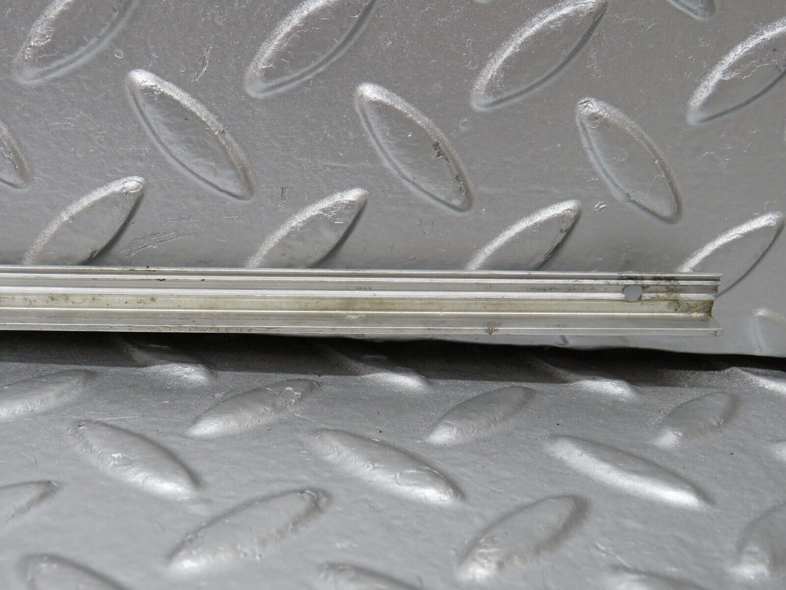 32573 Mercedes-Benz S124 300TE Wagon Sunroof Chrome Trim