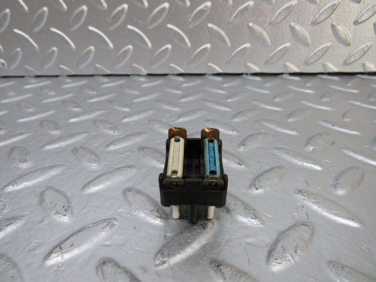 25525 Mercedes-Benz W123 200 Fuse Box Connector 1235400950