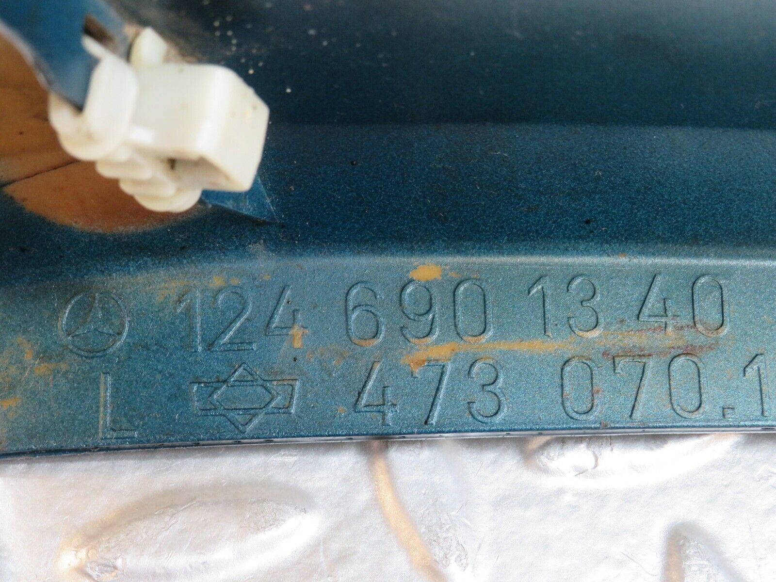 27658 Mercedes-Benz S124 300TE Front Left Fender Wing Moulding Trim 1246901340