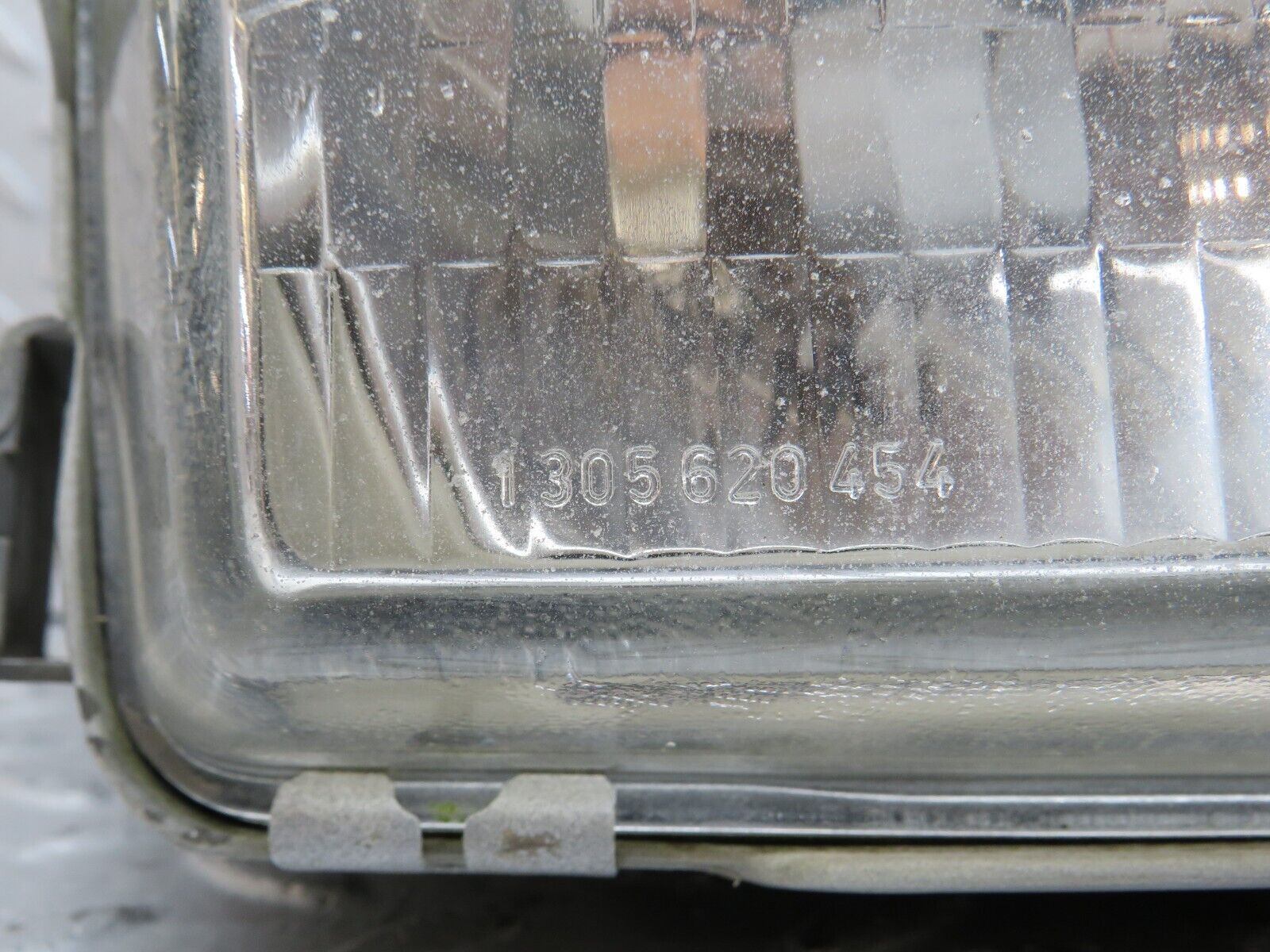 36377 Mercedes-Benz W126 420SE Headlight Bosch Right 1305235092 1305620454