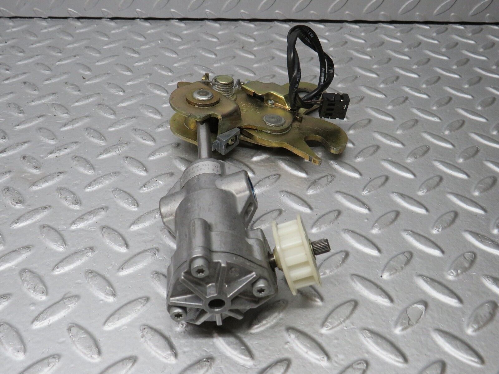 36823 Mercedes-Benz R129 300SL-24 Front Right Seat Recline Mechanism 1298202607 1136201033 1299101261