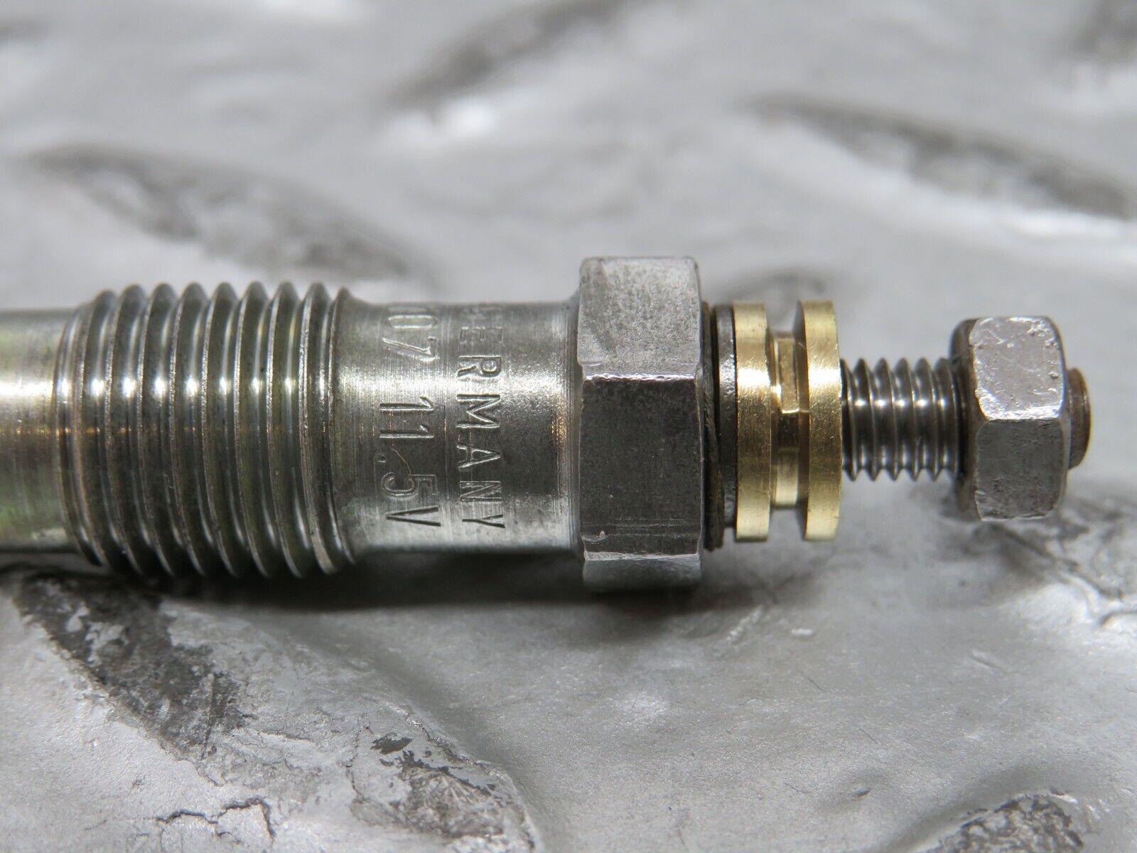 28500 Mercedes-Benz S123 240D Wagon Glow Plug Beru 0100221107