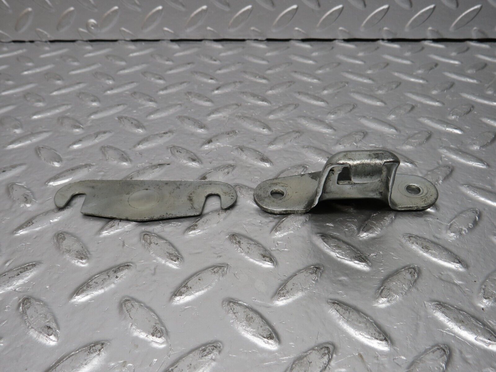 31069 Mercedes-Benz W123 200D Trunk Lock Latch 1237580150