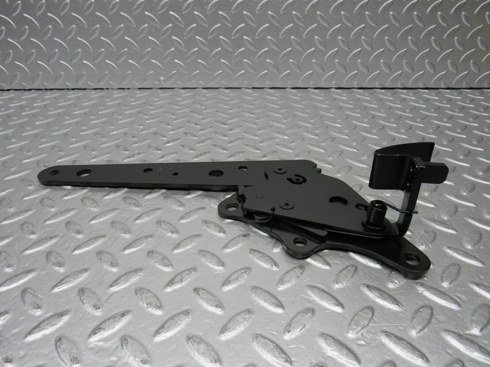 31525 Mercedes-Benz S124 220TE Wagon Rear Seat Hinge Pair