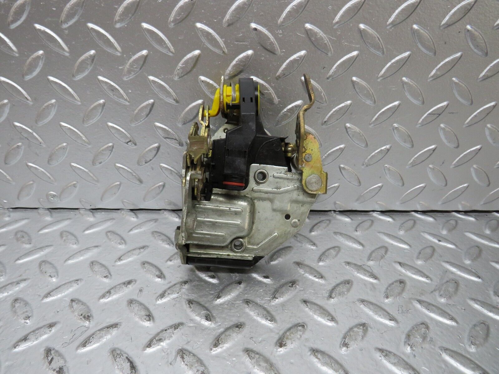 26456 Mercedes-Benz C124 220CE Coupe Left Door Lock Mechanism