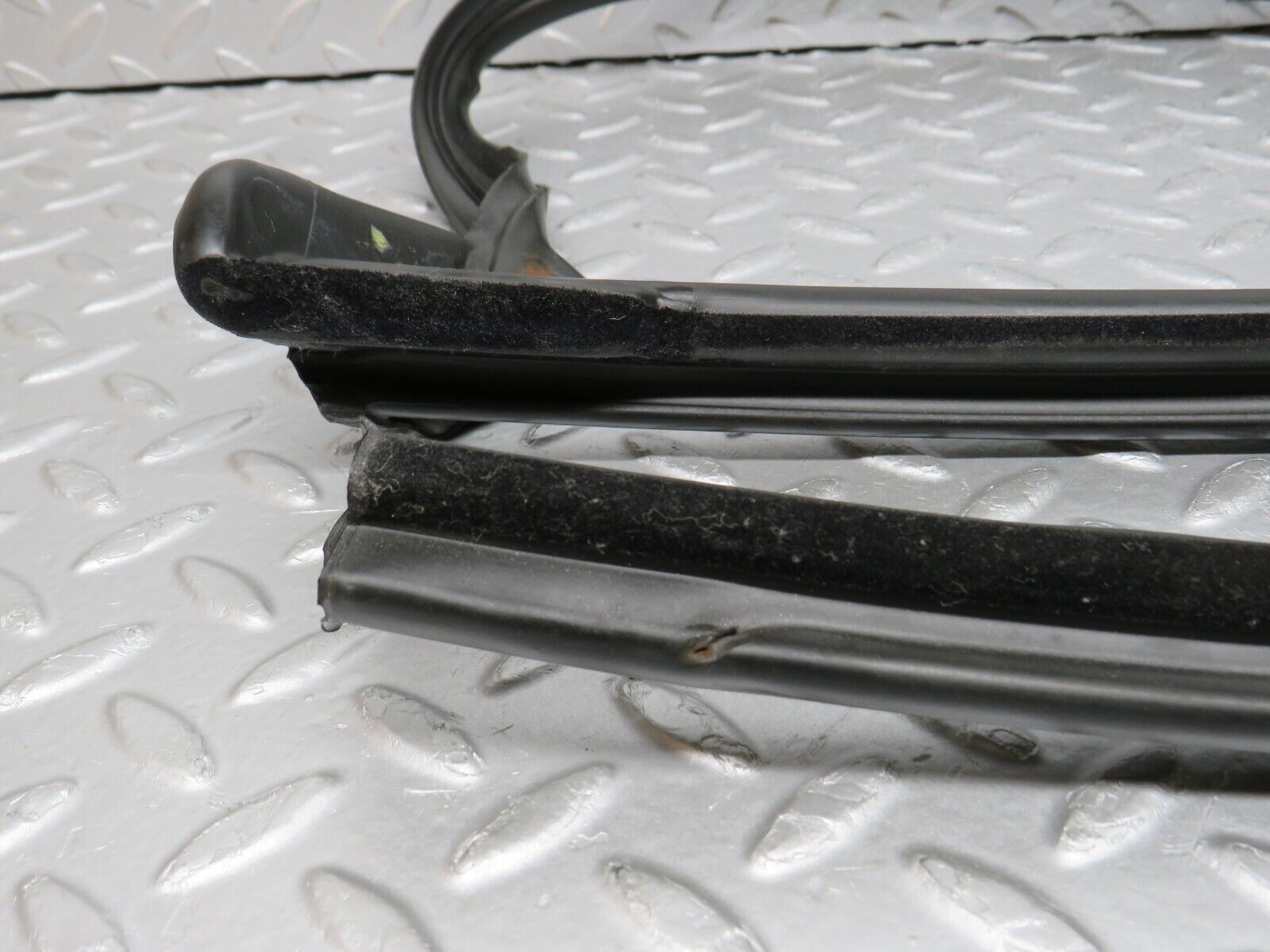 38606 Mercedes-Benz R129 280SL Coupe Front Windscreen Rubber Seal