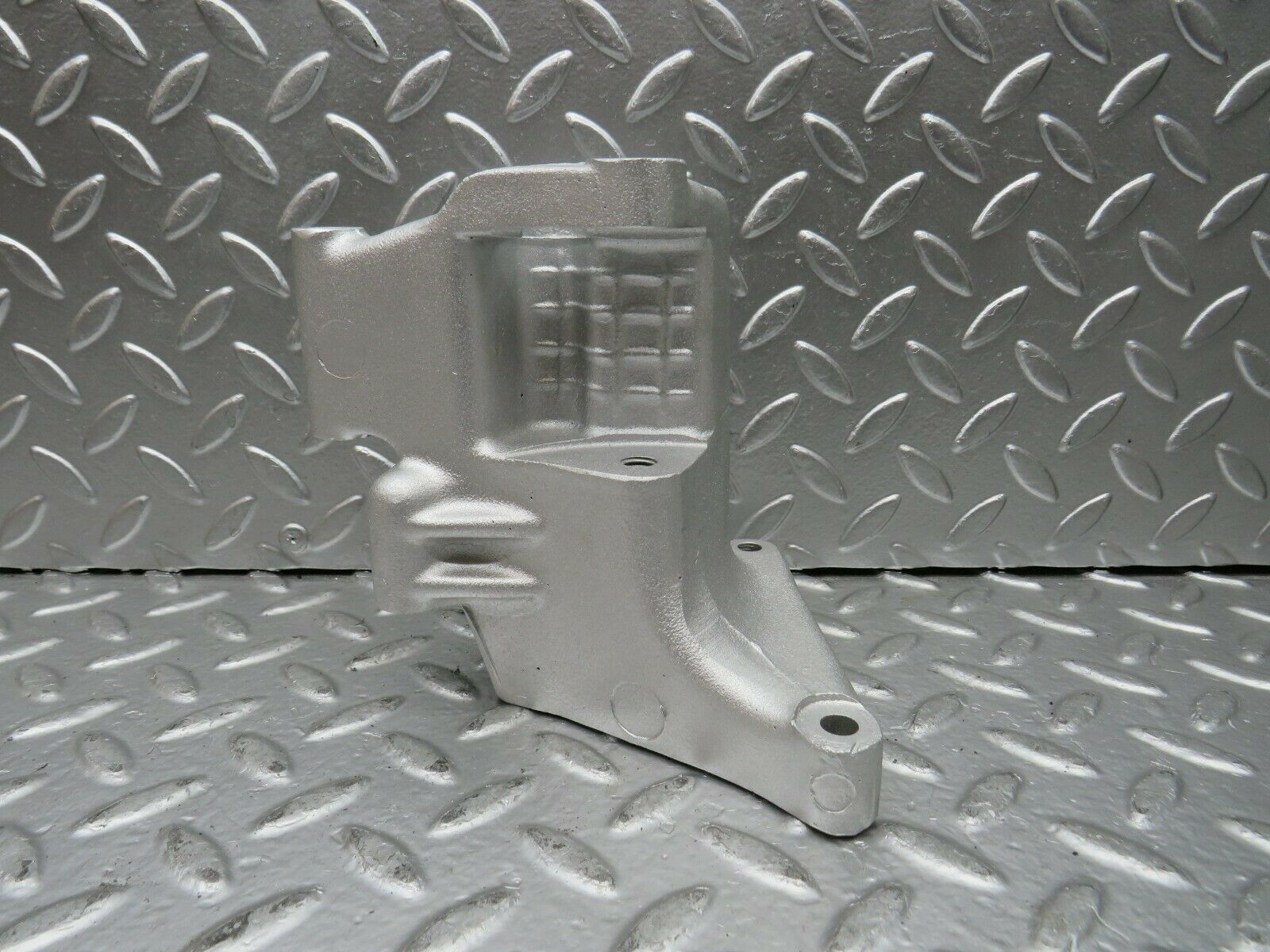 22829 Mercedes-Benz C107 450SLC Coupe Alternator Generator Bracket 1161551135