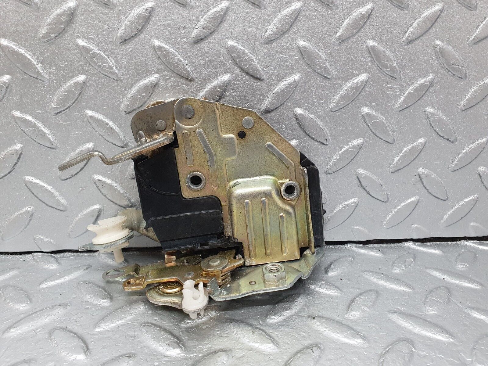 41500 Mercedes-Benz W124 200E Front Left Door Lock Mechanism