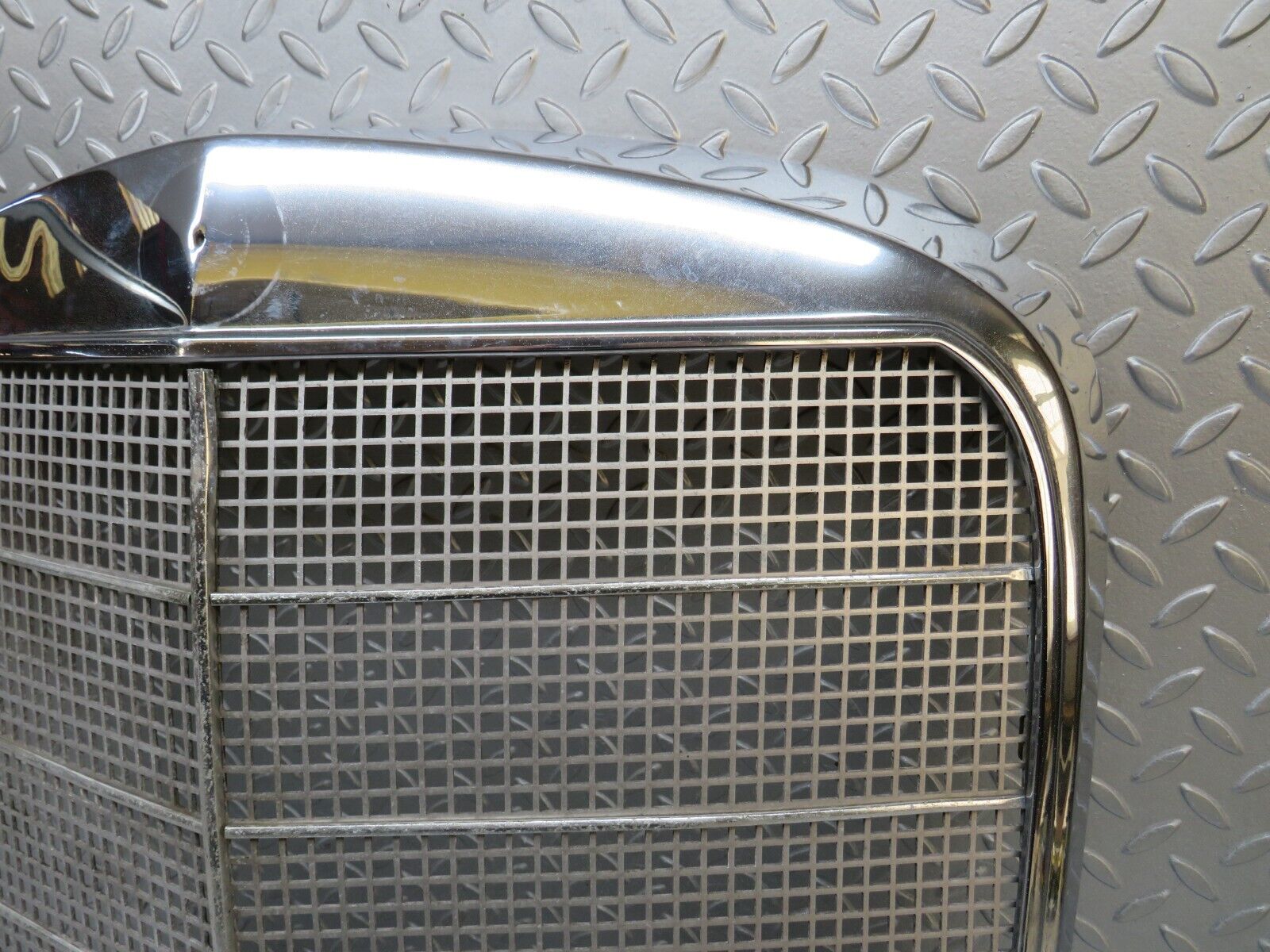 40343 Mercedes-Benz W110 230 Bonnet Grill Chrome