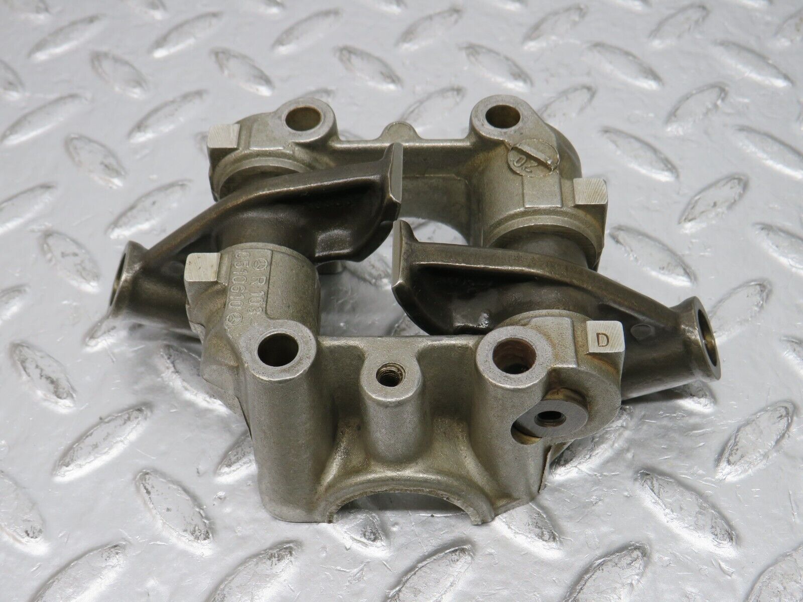 32620 Mercedes-Benz S124 300TE Rocker Arms Camshaft Bearing Block 1030510610